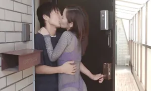 Cô nàng nhà bên với chiếc quần lót lọt khe và cậu nhóc cạnh nhà may mắn
