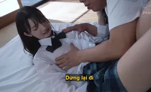 Bố dượng không còn kiềm được trước em gái nhỏ trong bộ đồng phục bị ướt mưa