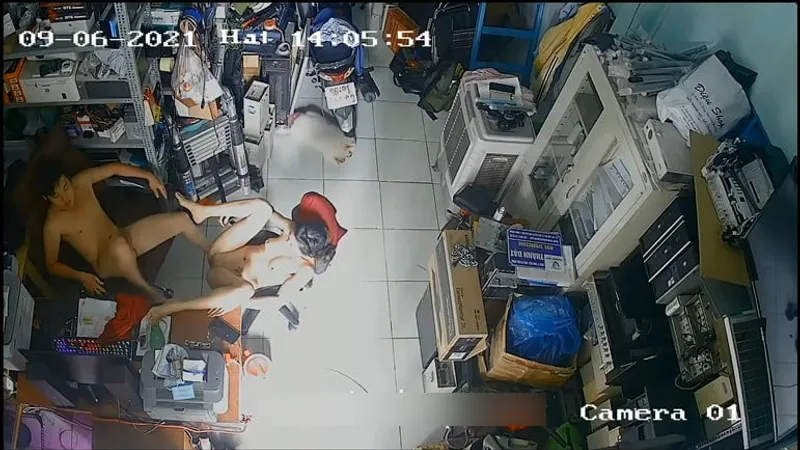 Vợ người chồng địt nhau trong của cục thịt máy tính