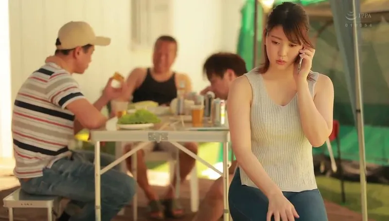 Người chồng khờ để bà xã tham gia sự kiện cắm trại với mấy gã nhà bên và cái kết
